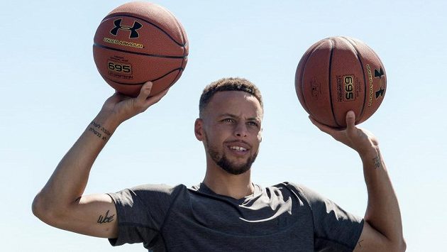 Hvězdný basketbalista Stephen Curry z Golden State změří krátce po zisku druhého titulu v NBA síly s profesionálními golfisty. Hvězdný basketbalista Stephen Curry z Golden State změří krátce po zisku druhého titulu v NBA síly s profesionálními golfisty.