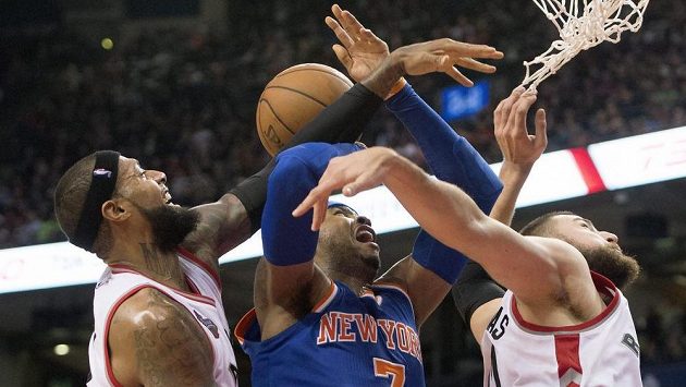 Basketbalista New Yorku Knicks Carmelo Anthony (č. 7) se snaží prosadit přes Jamese Johnsona (vlevo) a Jonase Valanciunase z Toronta. Basketbalista New Yorku Knicks Carmelo Anthony (č. 7) se snaží prosadit přes Jamese Johnsona (vlevo) a Jonase Valanciunase z Toronta.