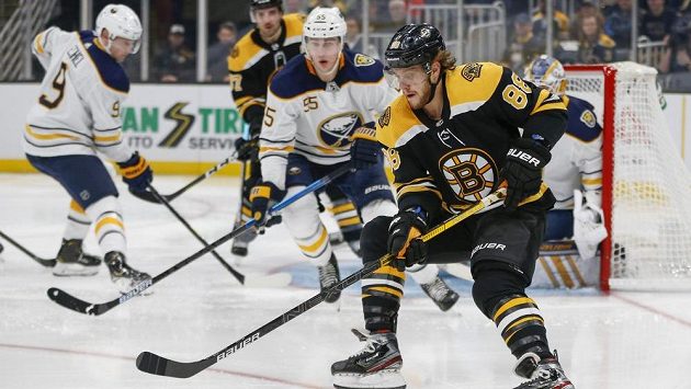 Útočník Bostonu David Pastrňák (88) během utkání s Buffalem. Útočník Bostonu David Pastrňák (88) během utkání s Buffalem.