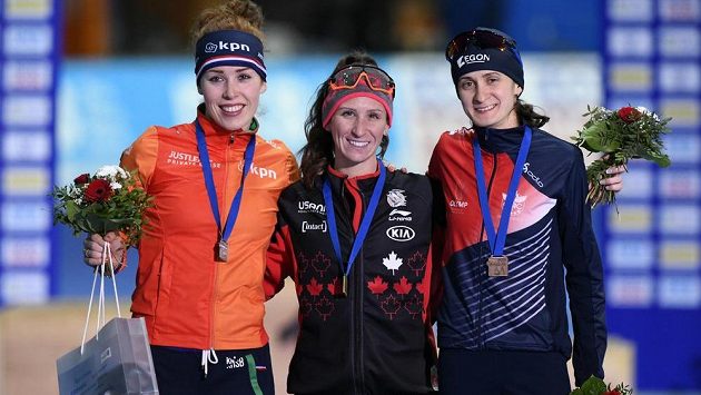 Martina Sáblíková (vpravo) na stupních vítězů po závodě na 3000 m v Erfurtu, uprostřed vítězná Ivanie Blondinová z Kanady, vlevo Antoinette de Jongová z Nizozemska Martina Sáblíková (vpravo) na stupních vítězů po závodě na 3000 m v Erfurtu, uprostřed vítězná Ivanie Blondinová z Kanady, vlevo Antoinette de Jongová z Nizozemska