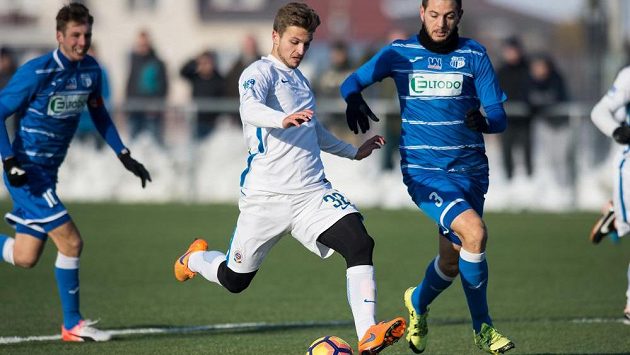 Zinedin Mustedanagič ze Sparty střílí gól během přípravého utkání proti Ústí nad Labem. Zinedin Mustedanagič ze Sparty střílí gól během přípravého utkání proti Ústí nad Labem.