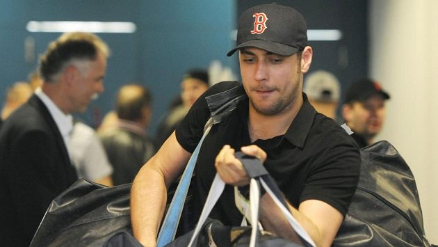 Brankář české hokejové reprezentace Ondřej Pavelec po příletu do Prahy. Brankář české hokejové reprezentace Ondřej Pavelec po příletu do Prahy.