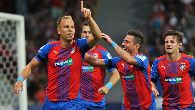 Plzeňský záložník Daniel Kolář (zcela vlevo) se raduje se spoluhráči z gólu proti Jablonci. Plzeňský záložník Daniel Kolář (zcela vlevo) se raduje se spoluhráči z gólu proti Jablonci.