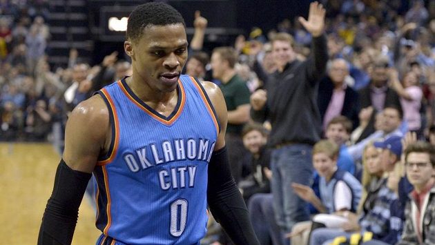Hvězdný Russell Westbrook odchází z palubovky poté, co byl v utkání s Memphisem vyloučen. Hvězdný Russell Westbrook odchází z palubovky poté, co byl v utkání s Memphisem vyloučen.