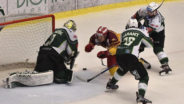 Zleva brankář Karlových Varů David Honzík, faulovaný Jiří Říha z Jihlavy a Tomáš Harant a Matěj Zadražil z Karlových Varů. Zleva brankář Karlových Varů David Honzík, faulovaný Jiří Říha z Jihlavy a Tomáš Harant a Matěj Zadražil z Karlových Varů.
