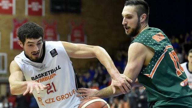 Zleva Anthony Meier z Nymburka a Gediminas Orelik z Banvitu. Zleva Anthony Meier z Nymburka a Gediminas Orelik z Banvitu.