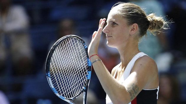 Karolína Plíšková mává divákům. Karolína Plíšková mává divákům.