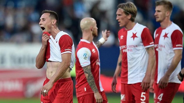 Zklamaný Jan Bořil (vlevo) a jeho spoluhráči ze Slavie. V Liberci přišli o čtyři fotbalisty. Zklamaný Jan Bořil (vlevo) a jeho spoluhráči ze Slavie. V Liberci přišli o čtyři fotbalisty.