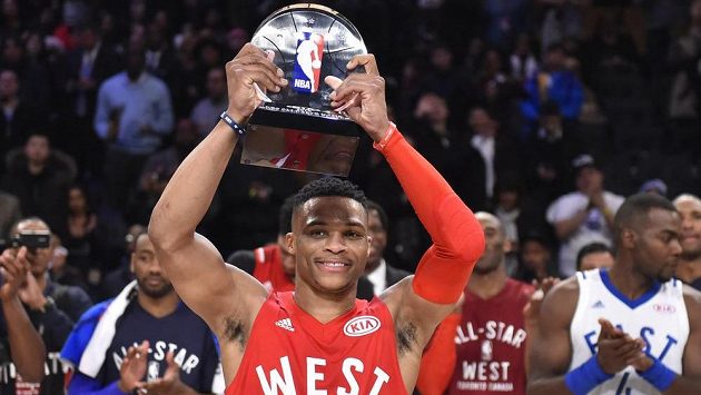 Basketbalista Oklahomy Russell Westbrook s trofejí pro nejužitečnějšího hráče Utkání hvězd NBA. Basketbalista Oklahomy Russell Westbrook s trofejí pro nejužitečnějšího hráče Utkání hvězd NBA.