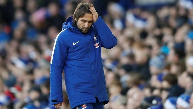 Zklamaný trenér Chelsea Antonio Conte po bezbrankové remíze s Evertonem. Zklamaný trenér Chelsea Antonio Conte po bezbrankové remíze s Evertonem.