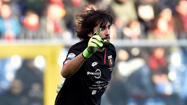 Zraněný janovský brankář Mattia Perin opouští hrací plochu v utkání s AS Řím. Zraněný janovský brankář Mattia Perin opouští hrací plochu v utkání s AS Řím.
