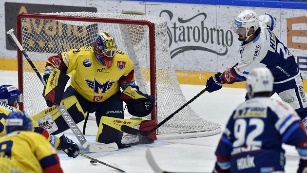 Bývalý brankář Komety, nyní Českých Budějovic Marek Čiliak a Martin Zaťovič z Brna. Bývalý brankář Komety, nyní Českých Budějovic Marek Čiliak a Martin Zaťovič z Brna.