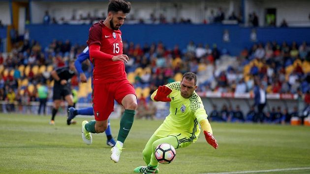 Kyperský brankář Antonis Georgallides a Portugalec Andre Gomes v přípravném utkání. Kyperský brankář Antonis Georgallides a Portugalec Andre Gomes v přípravném utkání.