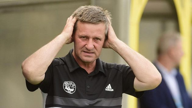 Trenér Zlína Josef Csaplár před začátkem utkání na hřišti Slovácka. Trenér Zlína Josef Csaplár před začátkem utkání na hřišti Slovácka.