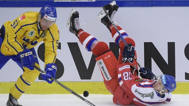 Švéd Jonas Ahnelov (vlevo) pacifikuje Dominika Kubalíka během úvodního duelu na turnaji Karjala. Švéd Jonas Ahnelov (vlevo) pacifikuje Dominika Kubalíka během úvodního duelu na turnaji Karjala.