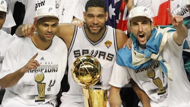 Manu Ginóbili (vpravo) s dalšími basketbalisty San Antonio Spurs Tonym Parkerem a Timem Duncanem Manu Ginóbili (vpravo) s dalšími basketbalisty San Antonio Spurs Tonym Parkerem a Timem Duncanem