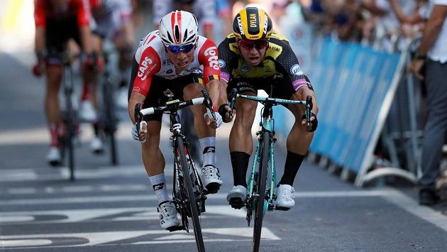 Těsný dojezd! Vlevo vítězný Australan Caleb Ewan předstihl Nizozemce Dylana Groenewegena. Těsný dojezd! Vlevo vítězný Australan Caleb Ewan předstihl Nizozemce Dylana Groenewegena.