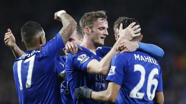 Andy King z Leicesteru slaví gól spolu s Mahrízem. Andy King z Leicesteru slaví gól spolu s Mahrízem.