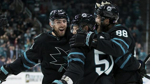 Český útočník San Jose Sharks Radim Šimek v obležení spoluhráčů, kteří mu gratulují ke vstřelené brance v utkání NHL. Český útočník San Jose Sharks Radim Šimek v obležení spoluhráčů, kteří mu gratulují ke vstřelené brance v utkání NHL.