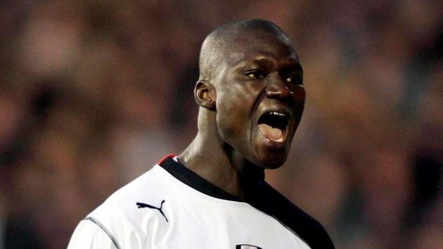 Bývalý senegalský fotbalový reprezentant Papa Bouba Diop zemřel po dlouhé nemoci ve věku 42 let. Na archivním snímku slaví jednu z branek. Bývalý senegalský fotbalový reprezentant Papa Bouba Diop zemřel po dlouhé nemoci ve věku 42 let. Na archivním snímku slaví jednu z branek.