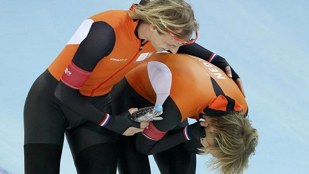 Nizozemský vítěz rychlobruslařského závodu na 500 m Michel Mulder (vpravo) přijímá gratulace od svého bratra a dvojčete Ronalda, jenž získal bronz. Nizozemský vítěz rychlobruslařského závodu na 500 m Michel Mulder (vpravo) přijímá gratulace od svého bratra a dvojčete Ronalda, jenž získal bronz.