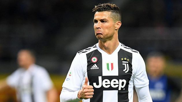 Fotbalista Juventusu Cristiano Ronaldo během utkání s Interem Milán. Fotbalista Juventusu Cristiano Ronaldo během utkání s Interem Milán.
