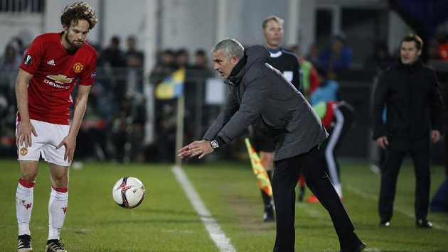 Kouč Manchesteru United José Mourinho a Daley Blind během utkání v Rostově. Kouč Manchesteru United José Mourinho a Daley Blind během utkání v Rostově.