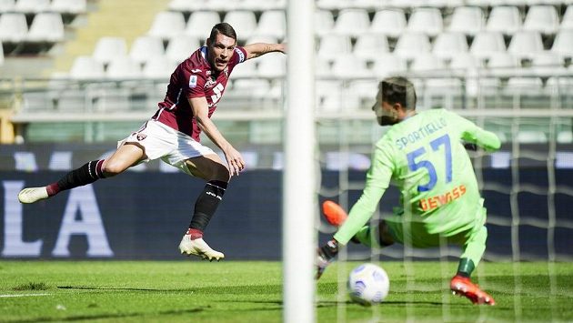 Andrea Belotti z FC Turín střílí gól v ligovém utkání s Atalantou Bergamo. Andrea Belotti z FC Turín střílí gól v ligovém utkání s Atalantou Bergamo.