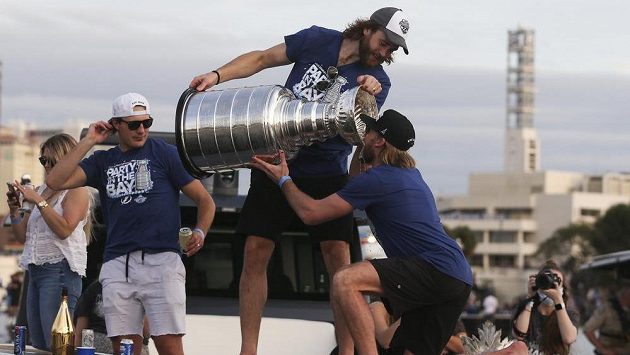 Obránce Tampy Victor Hedman dává napít ze slavného Stanley Cupu kapitánovi týmu Stevenu Stamkosovi. Obránce Tampy Victor Hedman dává napít ze slavného Stanley Cupu kapitánovi týmu Stevenu Stamkosovi.
