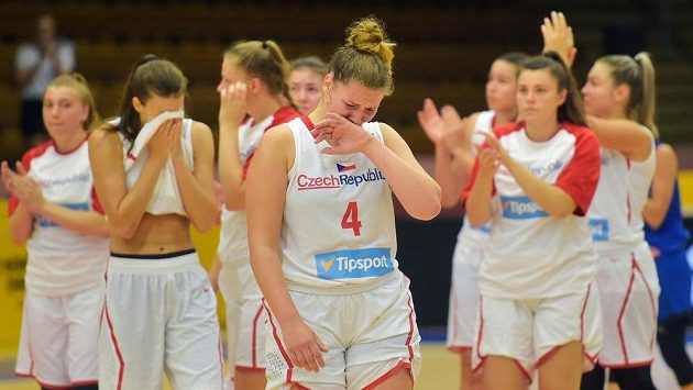 Smutek českých basketbalistek do 20 let po osmifinálové porážce s Itálií. Vpředu je kapitánka Tereza Vitulová. Smutek českých basketbalistek do 20 let po osmifinálové porážce s Itálií. Vpředu je kapitánka Tereza Vitulová.