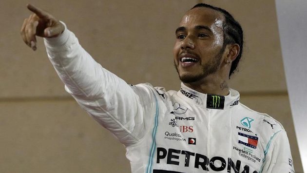 Pilot Mercedesu Lewis Hamilton po triumfu ve Velké ceně Bahrajnu. Pilot Mercedesu Lewis Hamilton po triumfu ve Velké ceně Bahrajnu.