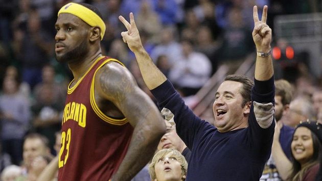 Zklamaný LeBron James (23) po prohře Clevelandu na hřišti Utahu. Zklamaný LeBron James (23) po prohře Clevelandu na hřišti Utahu.