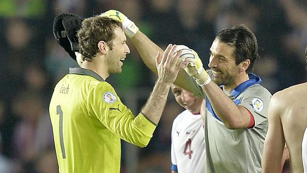 Dvě legendy. Brankář české reprezentace Petr Čech se jde po remíze s Itálií v kvalifikaci o MS 2014 v Brazílii pozdravit se svým soupeřem Gianluigim Buffonem. Dvě legendy. Brankář české reprezentace Petr Čech se jde po remíze s Itálií v kvalifikaci o MS 2014 v Brazílii pozdravit se svým soupeřem Gianluigim Buffonem.