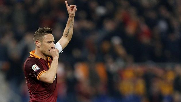 Opora a kapitán fotbalistů AS Řím Francesco Totti slaví svůj gól v pondělní dohrávce proti Udine. Opora a kapitán fotbalistů AS Řím Francesco Totti slaví svůj gól v pondělní dohrávce proti Udine.
