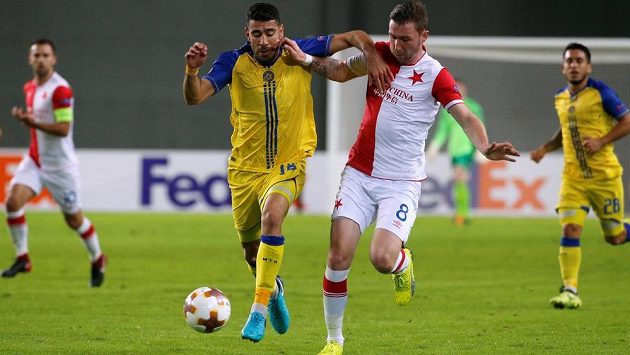Záložník Slavie Jaromír Zmrhal se odvážně pral se soupeři v Evropské lize. Věří, že Pražanům neuteče účast v Evropě v jarní části sezóny. Záložník Slavie Jaromír Zmrhal se odvážně pral se soupeři v Evropské lize. Věří, že Pražanům neuteče účast v Evropě v jarní části sezóny.