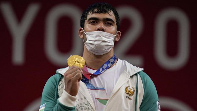 Akbar Džurajev z Uzbekistánu získal vzpěračské zlato na hrách Tokiu v kategorii do 109 kg. Akbar Džurajev z Uzbekistánu získal vzpěračské zlato na hrách Tokiu v kategorii do 109 kg.
