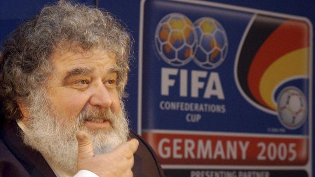 Ve věku 72 let zemřel bývalý člen výkonného výboru FIFA Američan Chuck Blazer, který proslul jako hlavní informátor amerických úřadů při vyšetřování korupce v Mezinárodní fotbalové federaci (FIFA). Ve věku 72 let zemřel bývalý člen výkonného výboru FIFA Američan Chuck Blazer, který proslul jako hlavní informátor amerických úřadů při vyšetřování korupce v Mezinárodní fotbalové federaci (FIFA).