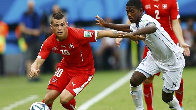 Švýcar Granit Xhaka (vlevo) se zkouší prosmýknout kolem bránícího Juana Carlose Garcíu z Hondurasu. Švýcar Granit Xhaka (vlevo) se zkouší prosmýknout kolem bránícího Juana Carlose Garcíu z Hondurasu.
