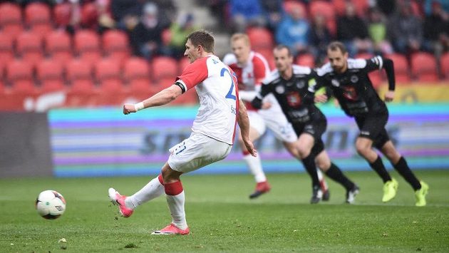 Milan Škoda ze Slavie proměňuje pokutový kop v utkání proti Hradci Králové. Milan Škoda ze Slavie proměňuje pokutový kop v utkání proti Hradci Králové.