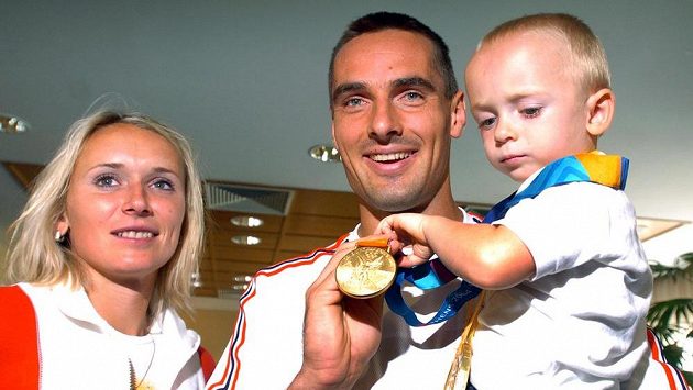 Roman Šebrle s rodinou po příletu z olympijských her v Athénách 2004 Roman Šebrle s rodinou po příletu z olympijských her v Athénách 2004