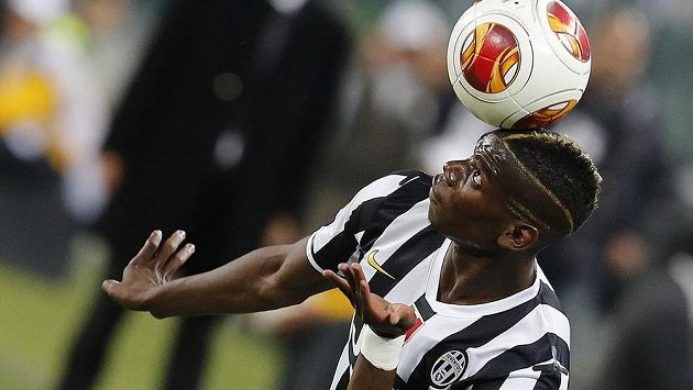 Paul Pogba z Juventusu se snaží zkrotit míč v semifinálové odvetě Evropské ligy proti Benfice Lisabon. Paul Pogba z Juventusu se snaží zkrotit míč v semifinálové odvetě Evropské ligy proti Benfice Lisabon.
