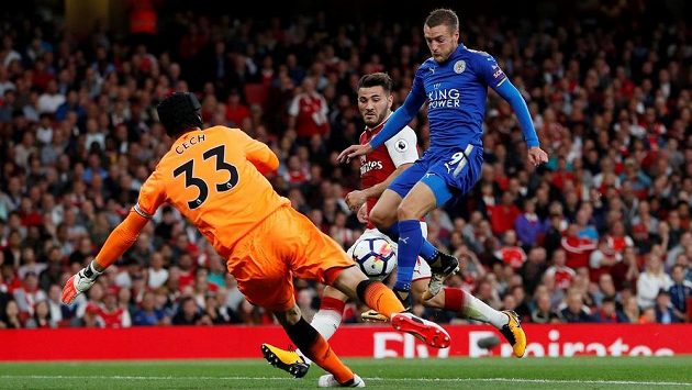 Petr Čech z Arsenalu a Jamie Vardy, který proměňuje spoluhráčův centr v gól Leicesteru. Petr Čech z Arsenalu a Jamie Vardy, který proměňuje spoluhráčův centr v gól Leicesteru.