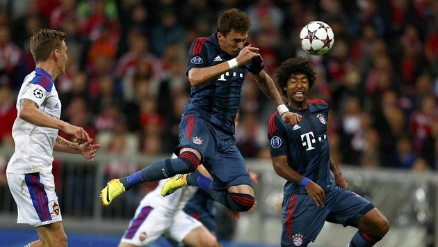 Mario Mandžukič (uprostřed) střílí hlavou druhý gól Bayernu Mnichov v utkání Ligy mistrů proti CSKA Moskva. Mario Mandžukič (uprostřed) střílí hlavou druhý gól Bayernu Mnichov v utkání Ligy mistrů proti CSKA Moskva.