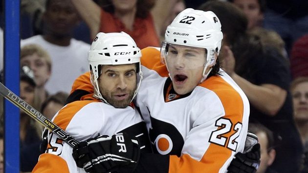 Hokejisté Philadelphie Maxime Talbot (vlevo) a Luke Schenn Hokejisté Philadelphie Maxime Talbot (vlevo) a Luke Schenn