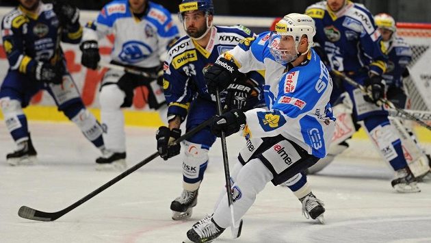 Plzeňský kapitán Martin Straka (s krytem) v útočné akci, vlevo Tomáš Svoboda z Brna. Plzeňský kapitán Martin Straka (s krytem) v útočné akci, vlevo Tomáš Svoboda z Brna.
