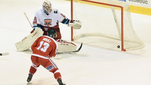 Bruno Mráz z Olomouce dává jediný gól v utkání s Hradcem Králové. Vlevo brankář Patrik Rybár. Bruno Mráz z Olomouce dává jediný gól v utkání s Hradcem Králové. Vlevo brankář Patrik Rybár.