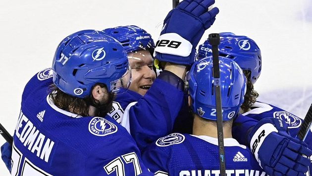 Ondřej Palát (druhý zleva) z Tampy se raduje se spoluhráči z gólu proti Bostonu. Ondřej Palát (druhý zleva) z Tampy se raduje se spoluhráči z gólu proti Bostonu.
