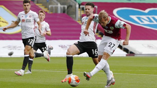 Fotbalista Burnley Matěj Vydra pálí na branku Sheffieldu United. Fotbalista Burnley Matěj Vydra pálí na branku Sheffieldu United.