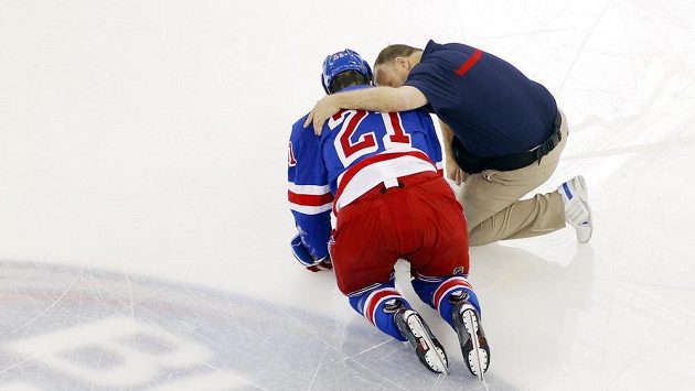 Derek Stepan z New York Rangers po zranění v boji s Montrealem. Derek Stepan z New York Rangers po zranění v boji s Montrealem.