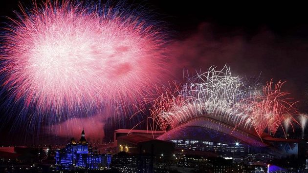 Ohňostroj nad stadiónem Fišt po ceremoniálu k zakončení olympijských her v Soči. Ohňostroj nad stadiónem Fišt po ceremoniálu k zakončení olympijských her v Soči.